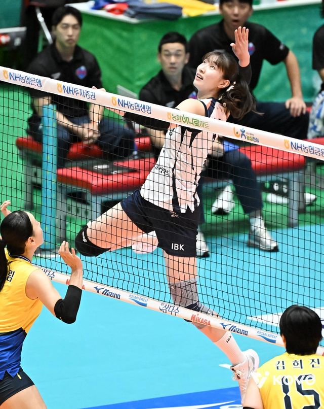 공격 펼치는 이주아