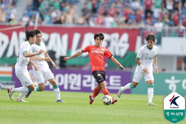 강원 김대원(오른쪽에서 두 번째)이 대전과 경기에서 드리블하고 있다. 