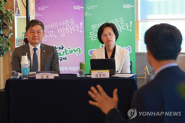 응급의료 정책 관련 환자단체연합회장 발언 듣는 김윤-강은미