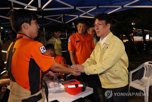 소방대원 격려하는 김민석 국무총리