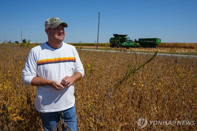 대두밭 살펴보는 미국인 농부