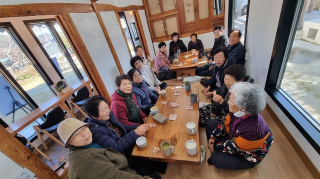 카페329에 모인 마산면민들