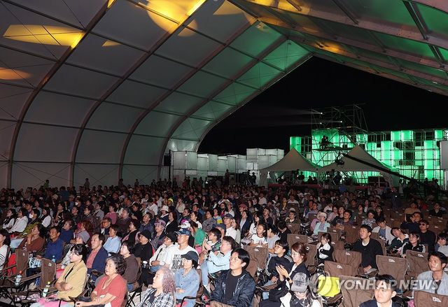 울산울주세계산악영화제 개막식 지켜보는 관람객들