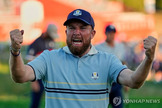 세리머니 펼치는 유럽의 셰인 라우리