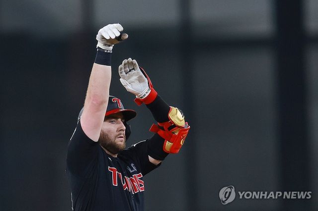 오스틴 이번에는 2루타