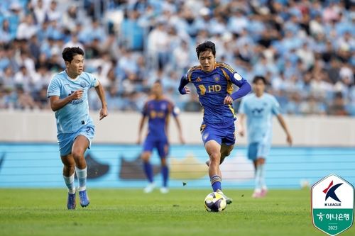 울산 백인우(오른쪽).