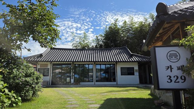 카페329 입구와 본채