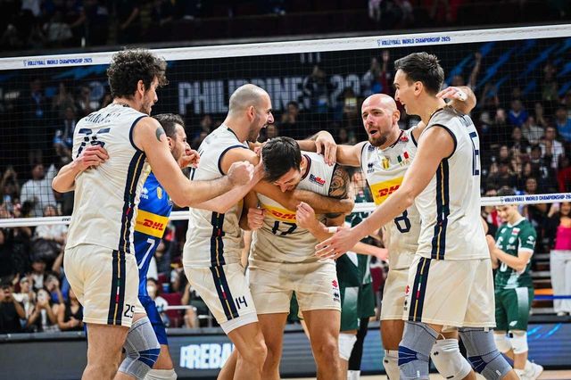 세계 1위 폴란드 꺾고 기뻐하는 이탈리아 남자배구 대표팀 선수들 