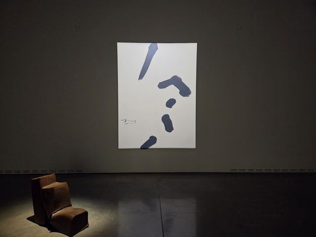 이강소 작 '허'와 조각작품 '무제'