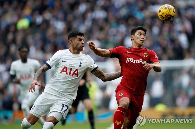 경합하는 황희찬(오른쪽)