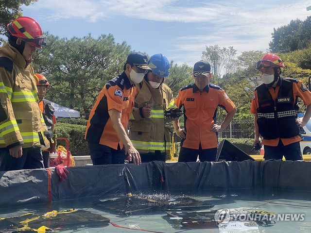 불에 탄 리튬이온 배터리 살펴보는 김승룡 소방청장 직무대행