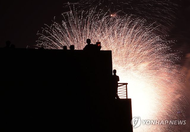 여의도 밤 수놓은 형형색색의 불꽃