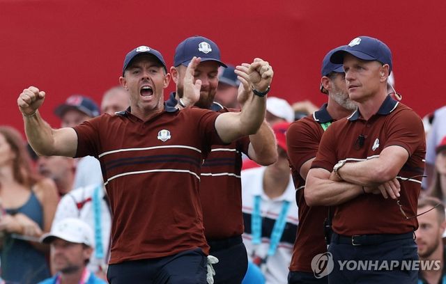 승리 후 기뻐하는 매킬로이(왼쪽)