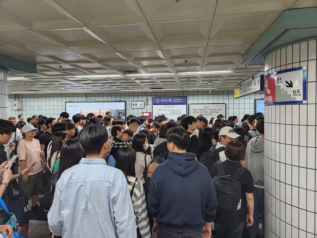 서울불꽃축제 앞두고 혼잡한 여의나루역