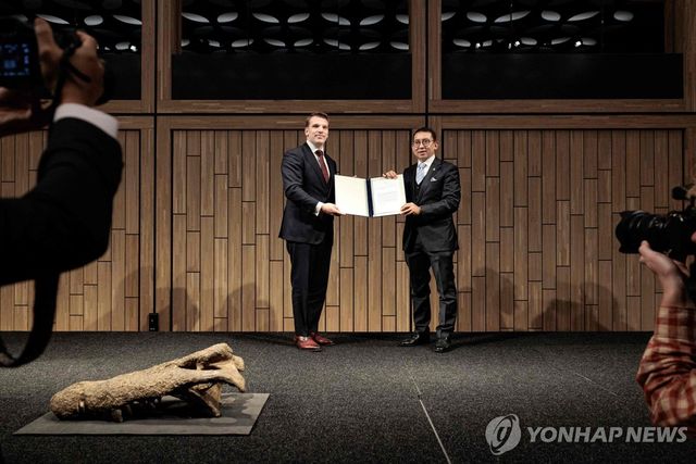 네덜란드-인도네시아 정부가 자바인 유골 화석 포함 식민지 시대 반출 화석 반환 협정 체결하는 모습