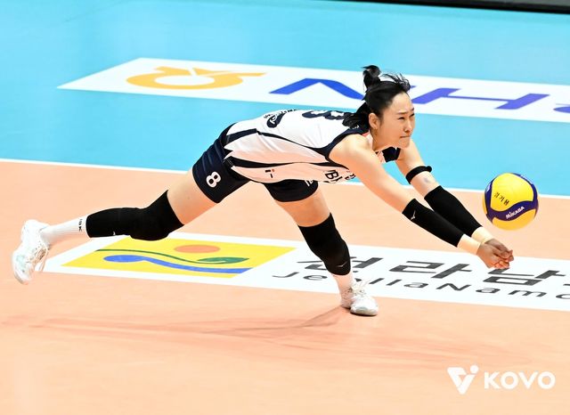 상대 공격수 공 받아내는 기업은행의 임명옥