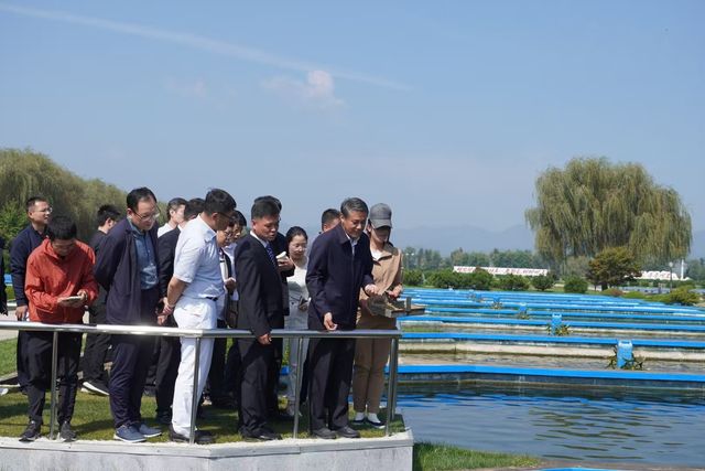 26일 북한 룡정양어장 참관하는 왕야쥔 중국대사