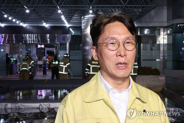 화재 현장 둘러본 뒤 발언하는 김민석 총리