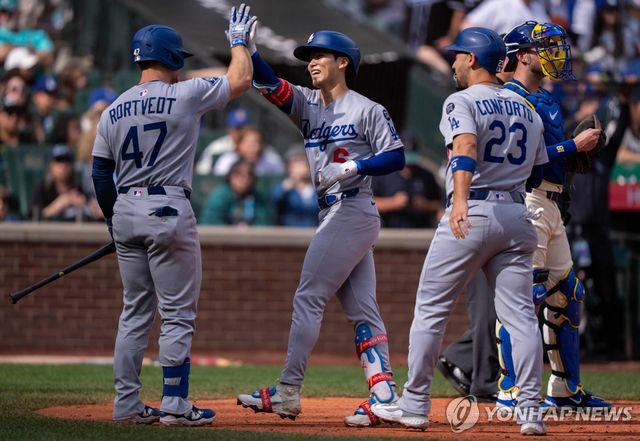 홈런을 치고 기뻐하는 김혜성(가운데)