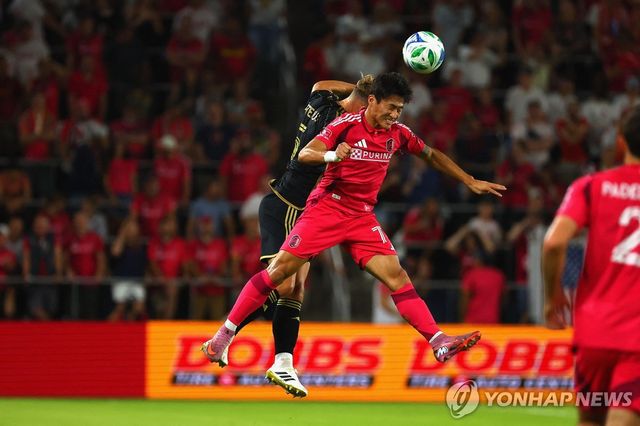 공중볼을 다투는 정상빈