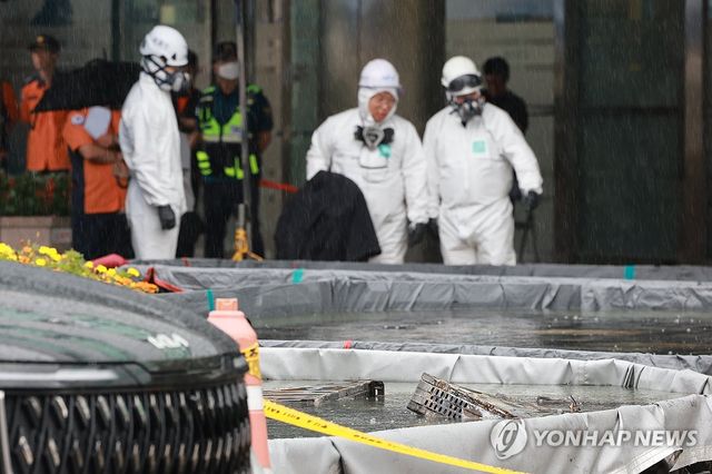 불에 탄 배터리 살피는 국과수