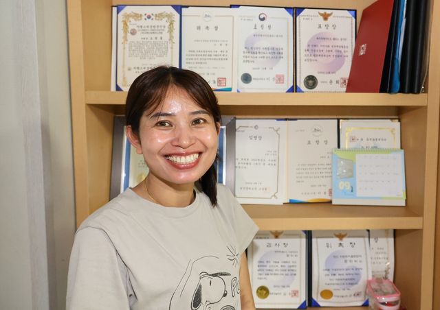 인터뷰하는 론다비씨