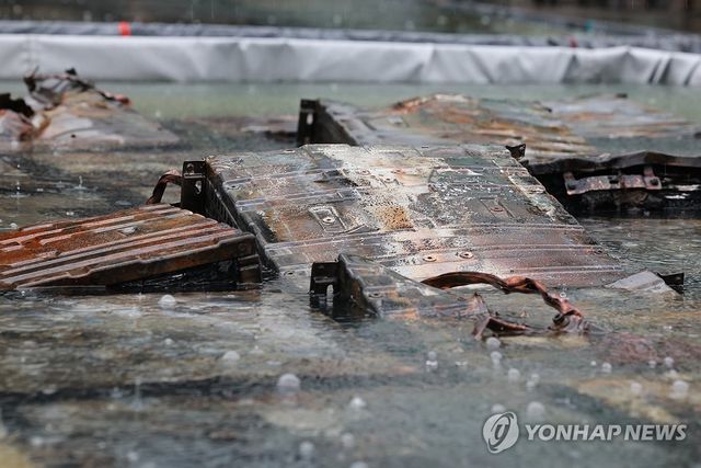 소화수조에 담긴 배터리