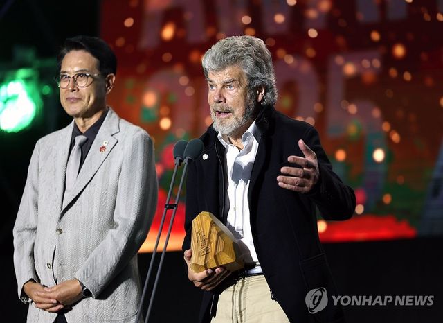 인사말 하는 라인홀트 메스너