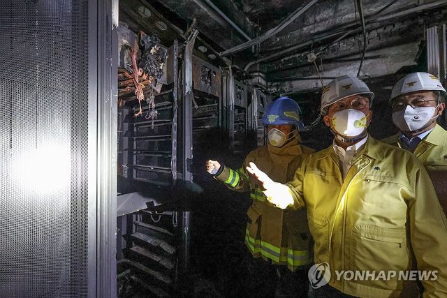 국가정보자원관리원 화재 현장 살펴보는 김민석 총리