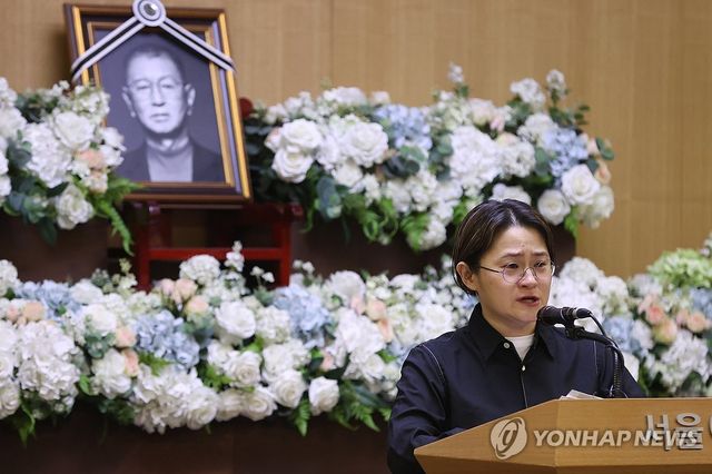 추도사 낭독하는 김신영