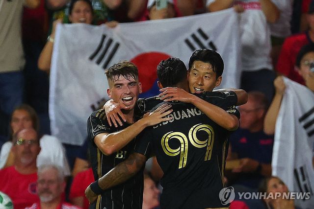 드니 부앙가와 골세리머니를 펼치는 손흥민