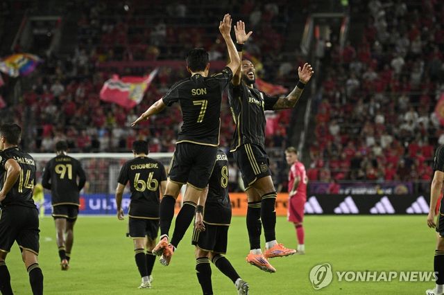 골 세리머니를 펼치는 손흥민과 드니 부앙가