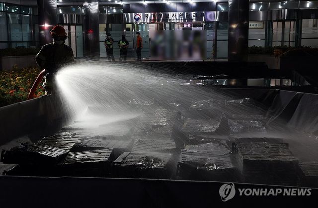 불에 탄 리튬이온 배터리에 물 뿌리는 소방대원