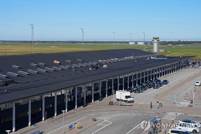 지난 25일(현지시간) 정체 불명의 드론 출몰 이후 일시 폐쇄된 덴마크 올보르 공항 전경 AP=연합뉴스. 재판매 및 DB 금지]
