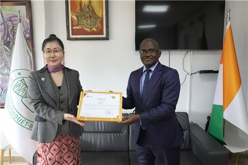 코트디부아르 교육장관 표창받은 펠릭스우푸에부아니 대학 한국학과 교수(왼쪽)