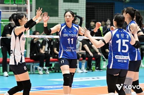득점 후 육서영(중앙)과 하이파이브 하는 기업은행의 임명옥(왼쪽 8번). 