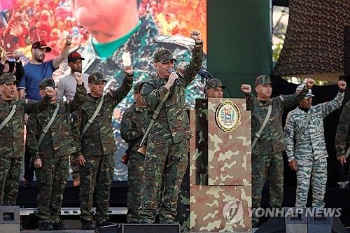 민병대 집회에서 연설하는 베네수엘라 국방장관 [로이터 연합뉴스 자료사진] 