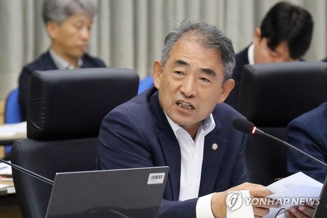 국감서 질의하는 윤준병 의원