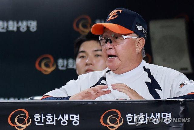 작전 지시하는 김경문 감독