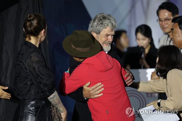 엄홍길과 포옹하는 라인홀트 메스너