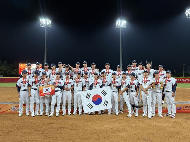 아시아선수권 3위를 차지한 한국 대표팀. 