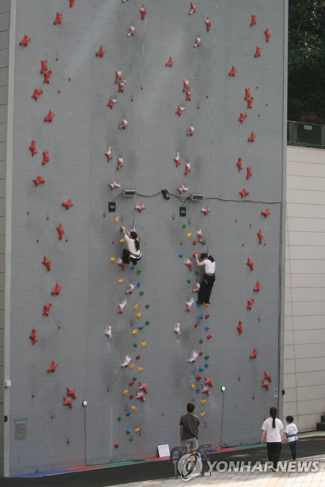 '산악영화도 보고 클라이밍도 즐기고'