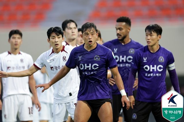 안양과 광주의 경기 장면