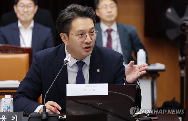 질의하는 민주당 전용기 의원