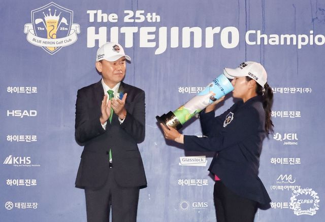 우승 트로피에 맥주를 부어 마시는 성유진.