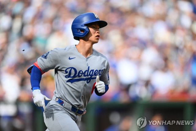 홈런을 치고 그라운드를 도는 김혜성