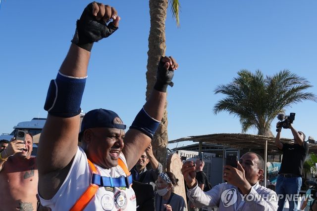 기뻐하는 이집트 괴력남