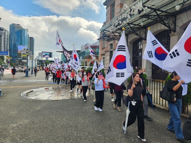 28일 오후 서울역 광장에서 남대문으로 행진하는 반중 시위대 모습