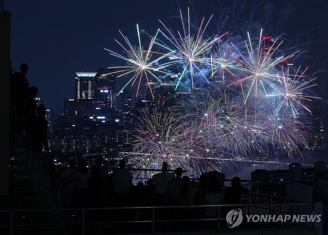 '가을밤 불꽃 장관'…여의도 한강공원서 열린 서울세계불꽃축제