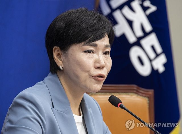 기자간담회에서 최근 현안관련 발언하는 전현희 최고위원